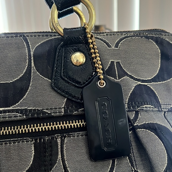 Coach Poppy large pop op zip close w/tag GUC - Picture 4 of 12